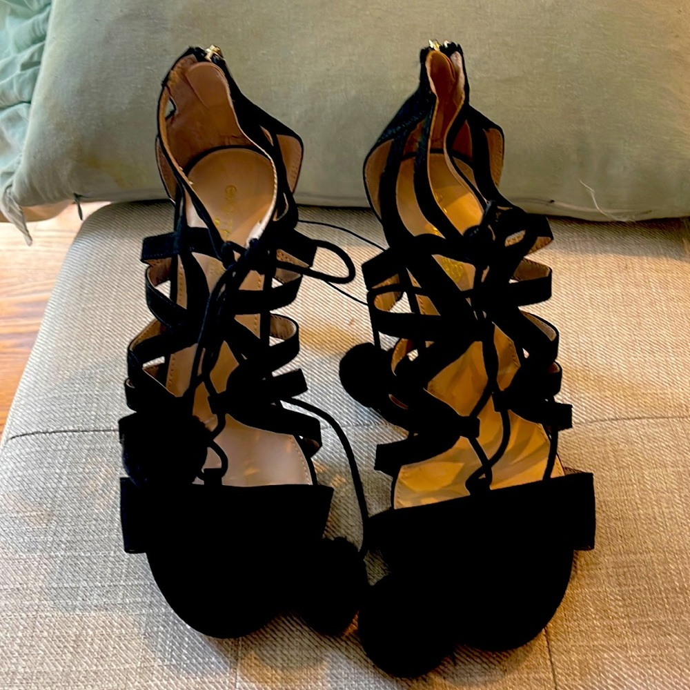 Eva Mendes by NY&Co zipper back heels black suede Diva  never worn.  size 10
